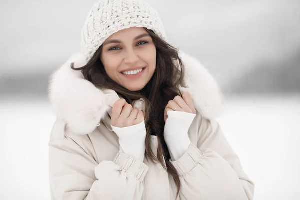 Primer plano portirait de una joven feliz mujer. Disfrutando de la naturaleza, el invierno — Foto de Stock