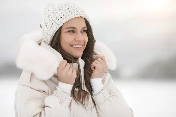 Κοντινό portirait μιας νεαρής ευτυχισμένης γυναίκας. Απολαμβάνοντας τη φύση, χειμώνα — Φωτογραφία Αρχείου