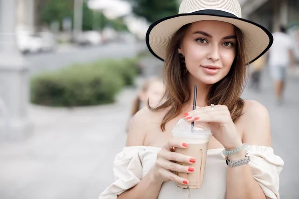 Mode vacker kvinna med kaffe på gatan — Stockfoto