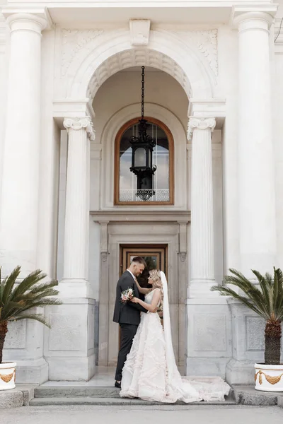 Novia feliz en vestido y novio de lujo, emociones de amor de boda, estilo de moda — Foto de Stock