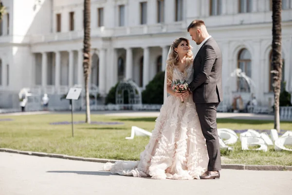 Glücklich Braut in Luxuskleid und Bräutigam, Hochzeit Liebe Emotionen, Mode-Stil — Stockfoto