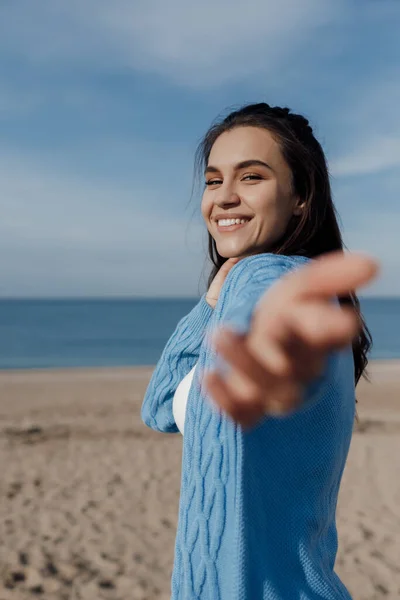 Jovem feliz a sorrir ao ar livre. liberdade e calma conceito — Fotografia de Stock