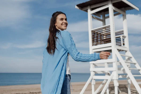 Felice giovane donna caucasica sorridente all'aperto — Foto Stock