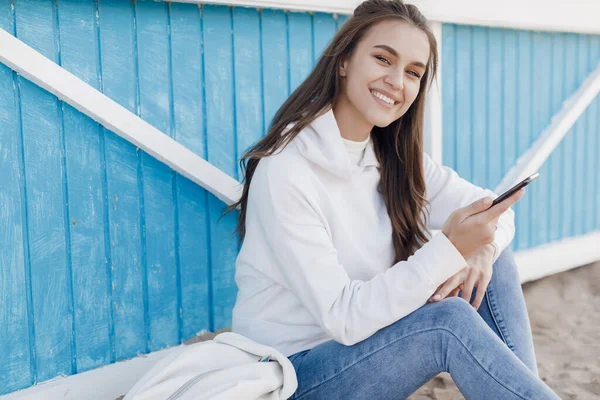 Fiatal boldog mosolygós alkalmi nő telefonnal — Stock Fotó