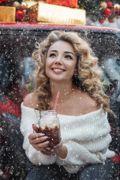 Hezká blondýnka s plným venku v zimním sněhovém počasí. s hrnkem kakaa. úsměv — Stock fotografie