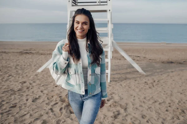 Feliz joven sonriente mujer caucásica al aire libre — Foto de Stock