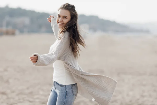 屋外で幸せな若い笑顔の女性。自由と穏やかな概念 — ストック写真