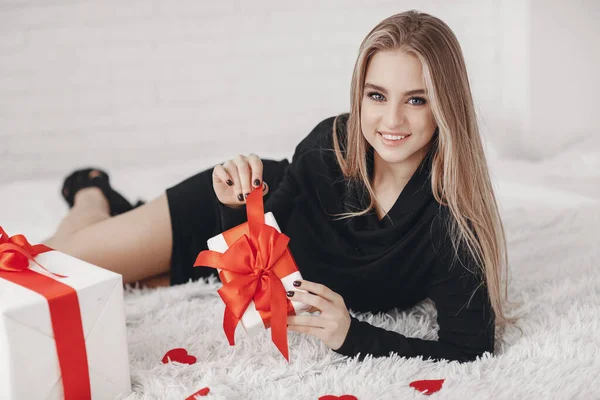 Retrato de close-up de uma mulher feliz com presente no dia dos namorados — Fotografia de Stock