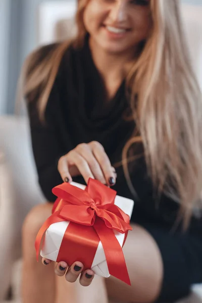 Mulher feliz com presente no dia dos namorados — Fotografia de Stock