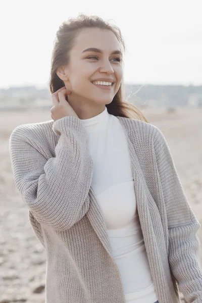 Jovem feliz sorrindo mulher ao ar livre — Fotografia de Stock