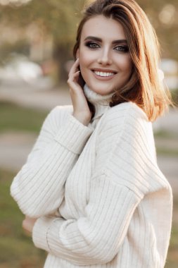 Kolları olan mutlu olgun bir kadın. Güzel genç bir kadın kendini iyi hissediyor ve özgürlüğün tadını çıkarıyor..