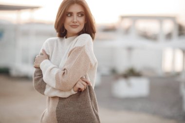 Kolları olan mutlu olgun bir kadın. Güzel genç bir kadın kendini iyi hissediyor ve özgürlüğün tadını çıkarıyor.