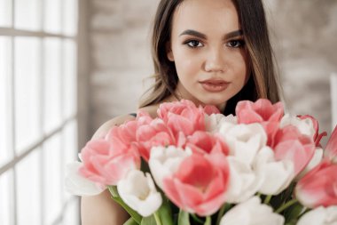 Lale çiçekli güzel bir kadın.