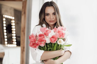 Lale çiçekli güzel bir kadın.