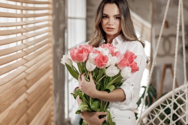 Lale çiçekli güzel bir kadın.