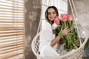 Lale çiçekli güzel bir kadın.