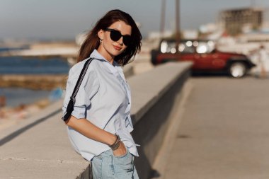 Mutlu, sakin, açık havada güzel bir kadının portresi