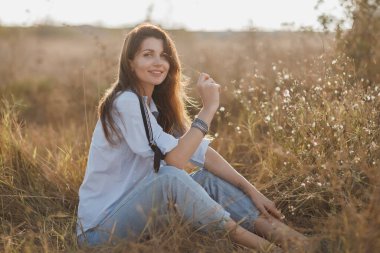 Mutlu, sakin, açık havada güzel bir kadının portresi