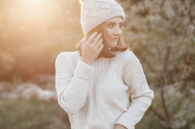 Kolları olan mutlu olgun bir kadın. Güzel genç bir kadın kendini iyi hissediyor ve özgürlüğün tadını çıkarıyor.