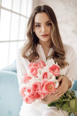 Lale çiçekli güzel bir kadın.