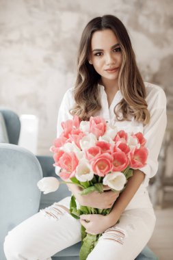 Lale çiçekli güzel bir kadın.