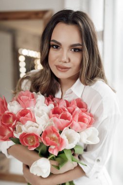 Lale çiçekli güzel bir kadın.