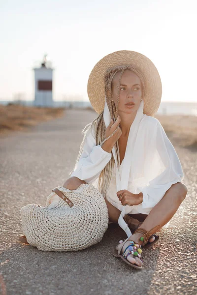 Ritratto di giovane donna felice con cappello e borsa all'aperto — Foto Stock