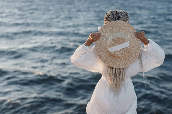 Retrato do lado de trás de uma jovem perto do mar — Fotografia de Stock