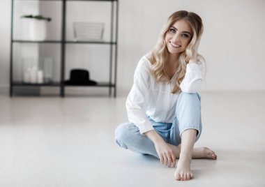 Genç, güzel sarışın bir kadının portresi.