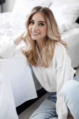 Genç, güzel sarışın bir kadının portresi.