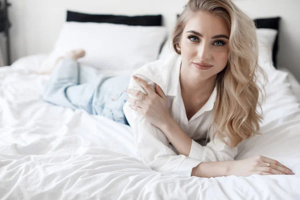 침대 위에 있는 행복 한 젊은 여자의 모습 — 스톡 사진