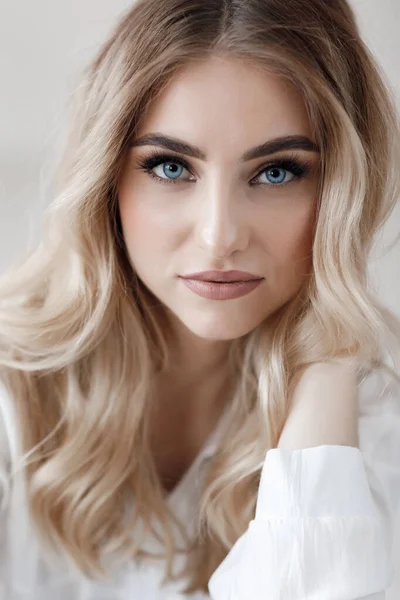 Nahaufnahme Porträt einer jungen schönen blonden Frau mit blauen Augen — Stockfoto