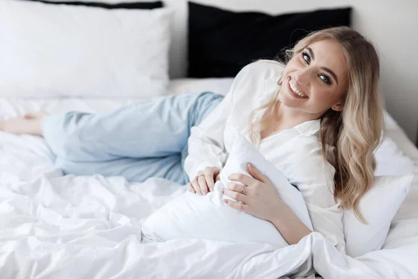 Retrato de una joven feliz en la cama —  Fotos de Stock