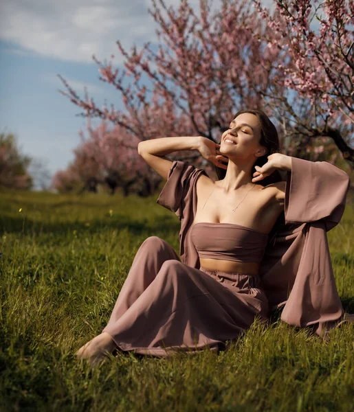 Vacker ung kvinna utomhus i blomma fält — Stockfoto