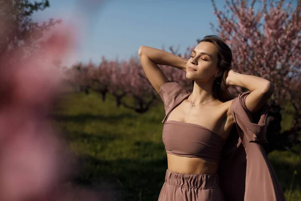 Vacker ung kvinna utomhus i blomma fält — Stockfoto