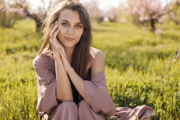 Schöne junge Frau im Freien im blühenden Feld — Stockfoto