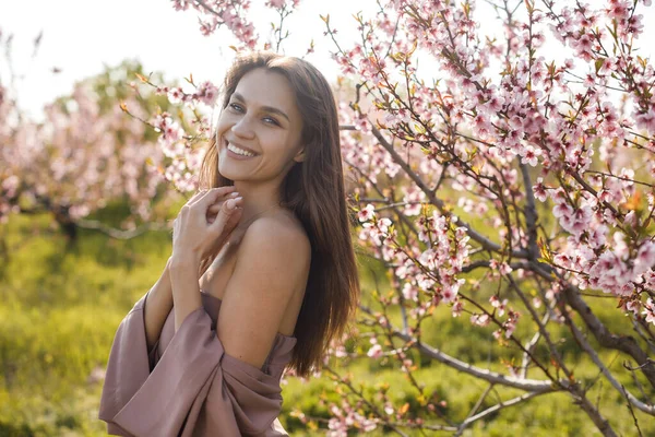 Porträt einer glücklichen jungen Frau im Pfirsichfeld — Stockfoto