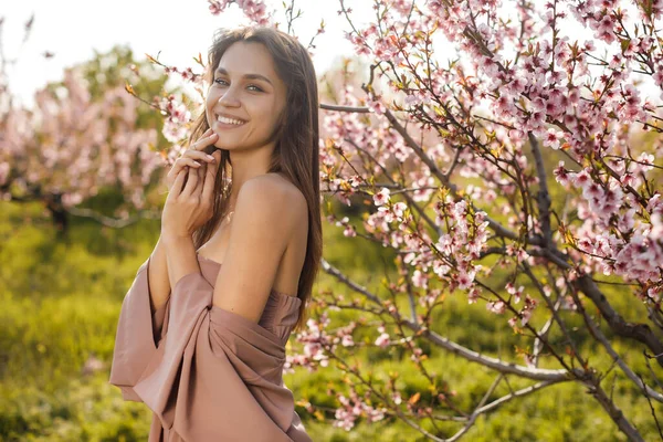 Porträt einer glücklichen jungen Frau im Pfirsichfeld — Stockfoto