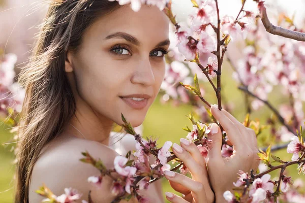 Portret van een gelukkige jonge vrouw in perzikveld — Stockfoto