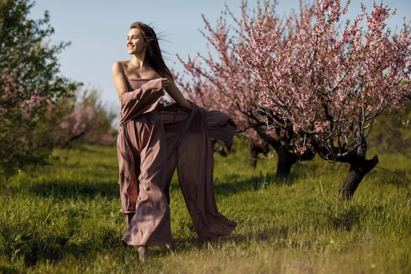 Wolna i szczęśliwa kobieta w polu kwitnienia — Zdjęcie stockowe