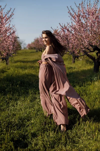 Femme libre et heureuse dans le champ en fleurs — Photo
