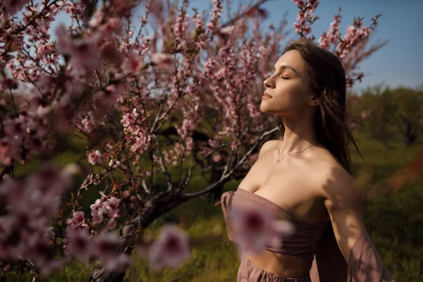 Hermosa mujer joven al aire libre en el campo de flores —  Fotos de Stock