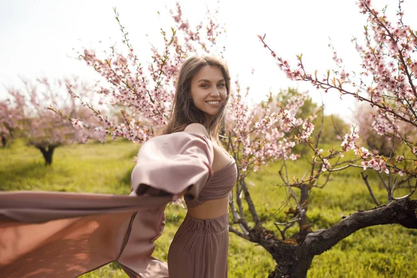 Vacker ung kvinna utomhus i blomma fält — Stockfoto