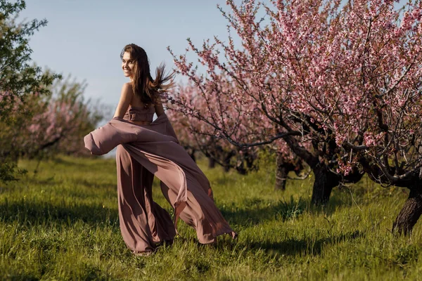 Fri och lycklig kvinna i blom fält — Stockfoto