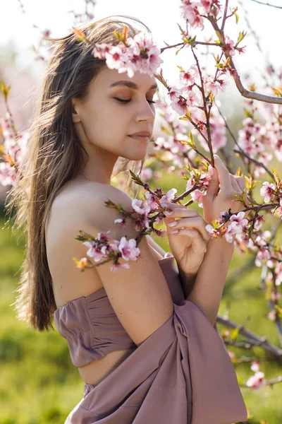 Porträt einer glücklichen jungen Frau im Pfirsichfeld — Stockfoto