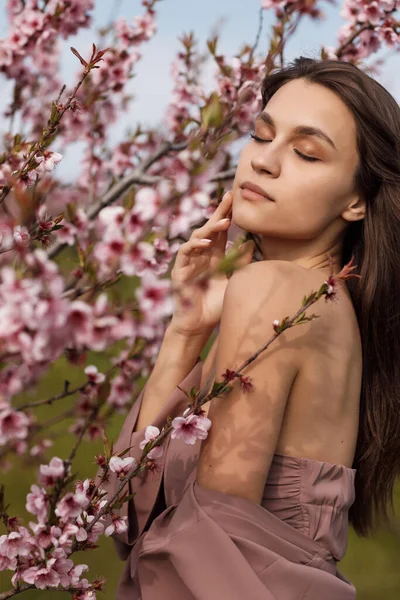 Vacker ung kvinna utomhus i blomma fält — Stockfoto