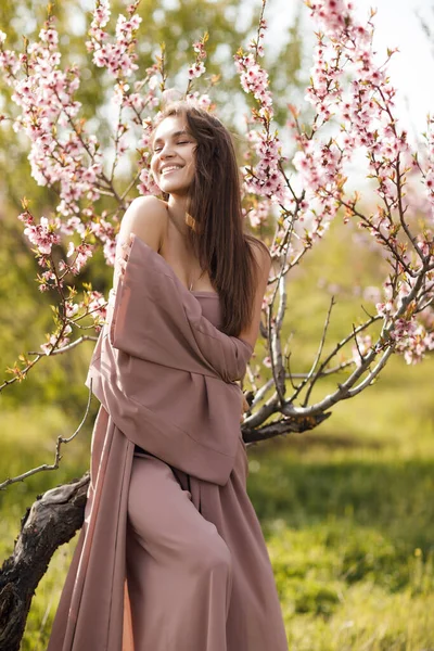 Schöne junge Frau im Freien im blühenden Feld — Stockfoto