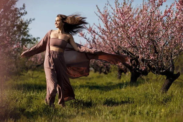 Fri och lycklig kvinna i blom fält — Stockfoto