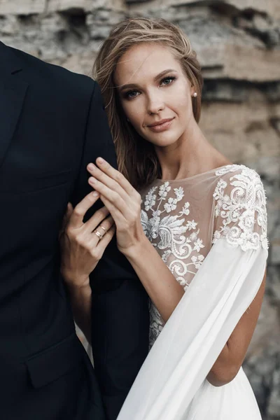 Novia de moda en hermoso vestido de novia al aire libre — Foto de Stock