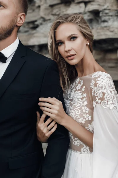 Novia de moda en hermoso vestido de novia al aire libre — Foto de Stock